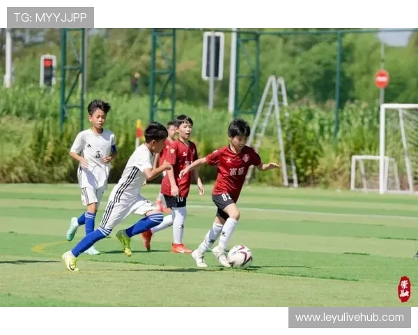 中超俱乐部公益行走进山区小学，推广足球运动