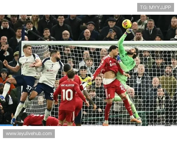 伯纳乌之夜门将扑救对决，索默与阿利松神勇化解必进球危机